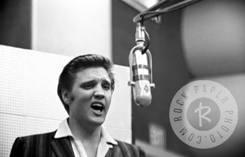 Candid Never Before Seen Elvis Presley Photos Show The Kings Intimate