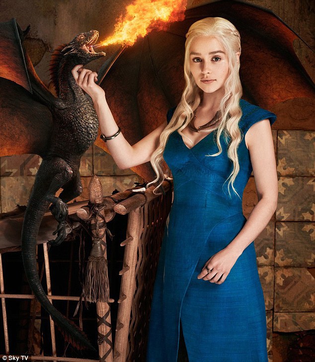 20 Photos Game Of Thrones Daenerys Targaryen Emilia Clarke Popdust