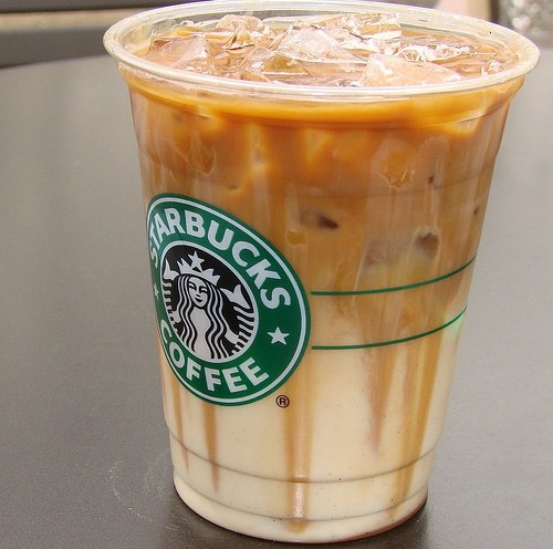 Calories in grande skinny caramel macchiato The grande-sized, fluid ounce, skinny caramel macchiato made with nonfat milk from Starbucks has calories, 10 of which are from fat, with 1 gram of total fats and grams of saturated fat. It contains 10 milligrams of cholesterol, with 21 grams of carbohydrates and 18 grams of sugar but no dietary fiber.
