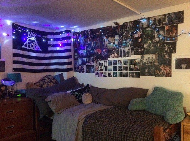 Simple Ways To Make Your Dorm Feel More Homey A Tapestry Is To Hang Up Flag Or Fill The Wall With Posters And Pictures Who Wouldn T Love Lay In Bed Stare At All Their Favorite Bands