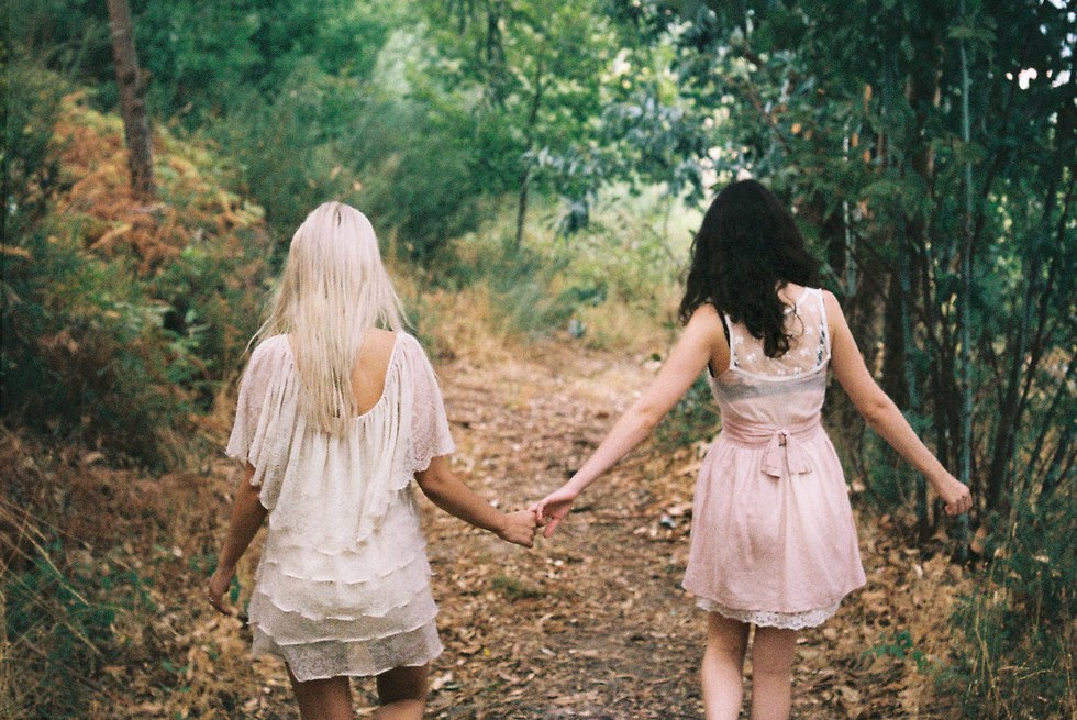 friends photoshoot ideas holding hands