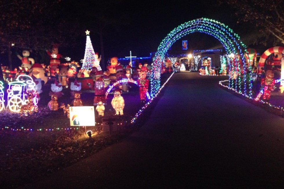 Christmas: 5 Best Decorated Houses In The USA The house also has its lights synced up to a radio station so passersby can watch the lights dance to the sounds of Christmas songs. - Christmas: 5 Best Decorated Houses In The USA