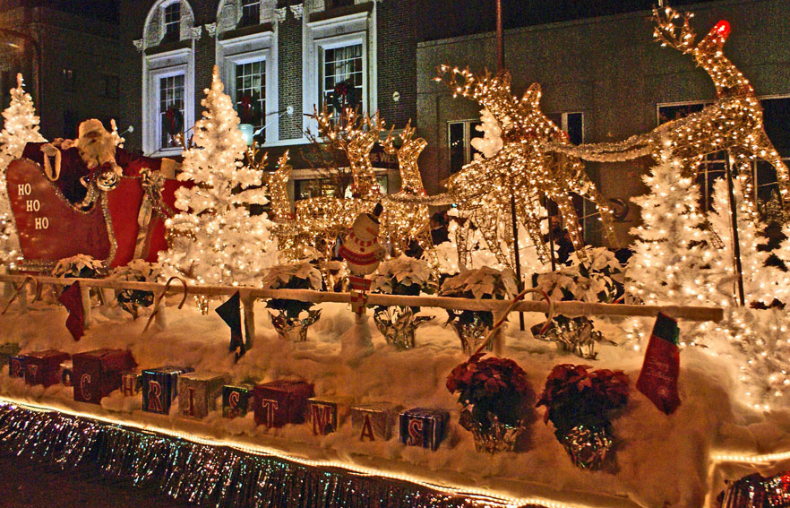 14 Best Christmas Towns to Visit To Get Into the Spirit