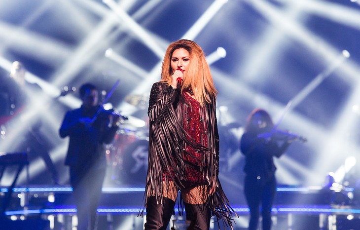 Shania Twain Debuts Blonde Hair During Final Tour