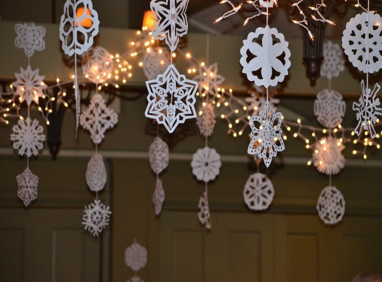 10 Creative Ways To Decorate Your Dorm For Christmas