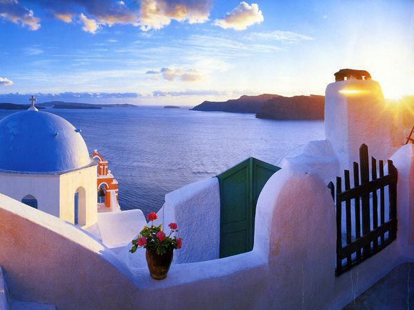 Reasons to Travel to Greece This Summer