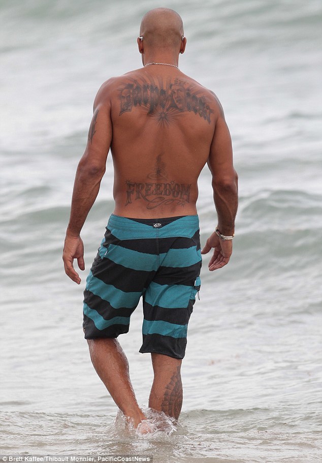 Shemar Moore Grabs A Handful Of Booty On The Beach Photos 