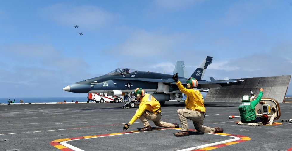 24 photos that show US Navy flight ops up close and personal - We Are ...