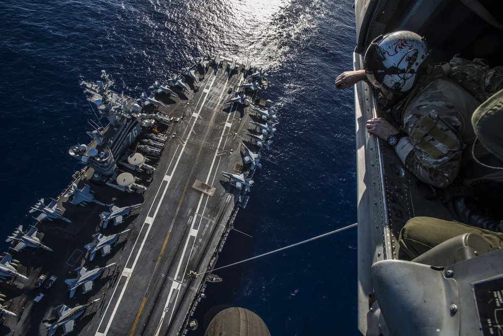 24 photos that show US Navy flight ops up close and personal - We Are ...