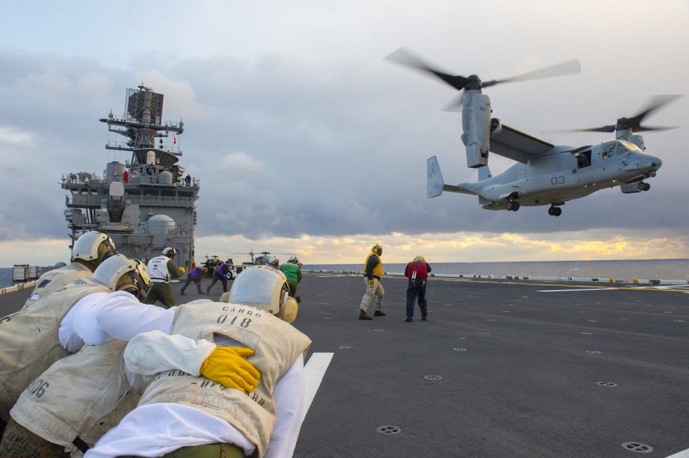 24 photos that show US Navy flight ops up close and personal - We Are ...