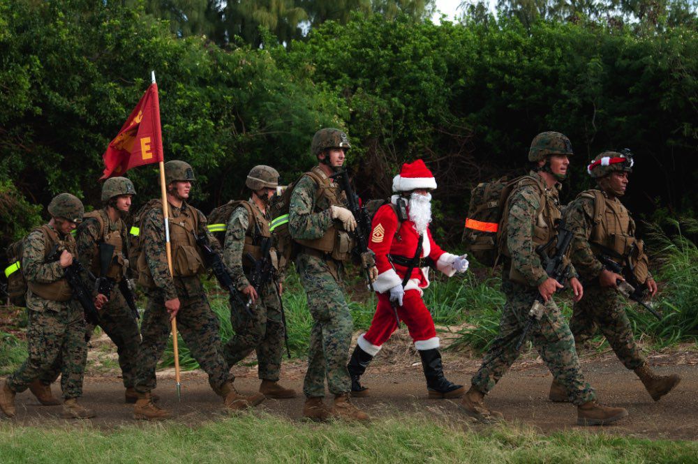 13 Photos Of Santa Hanging With The Troops - Americas Military ...