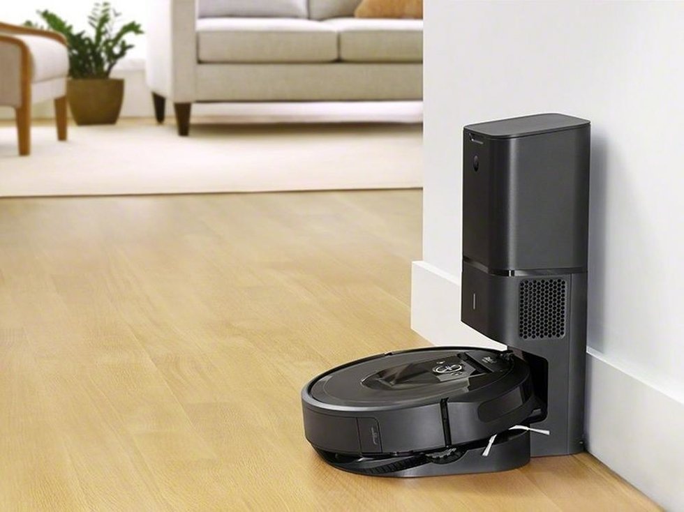 Picture of iRobot Roomba 980 smart vacuum in its docking station.