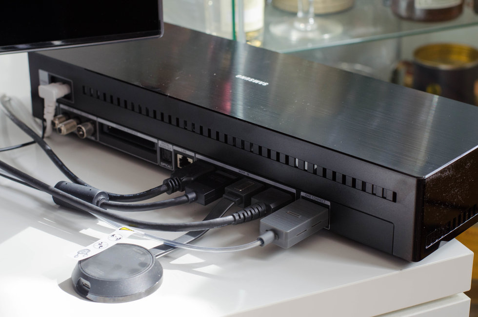 picture of samsung one connect box connected to samsung q8c
