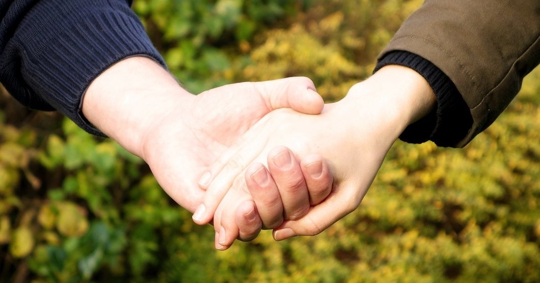 Pixabay - Holding hands