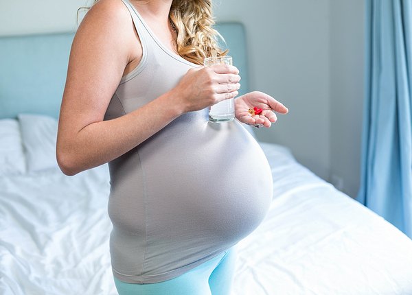pregnant woman taking tylenol