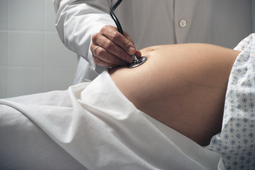 mujer embarazada haciéndose una revisión
