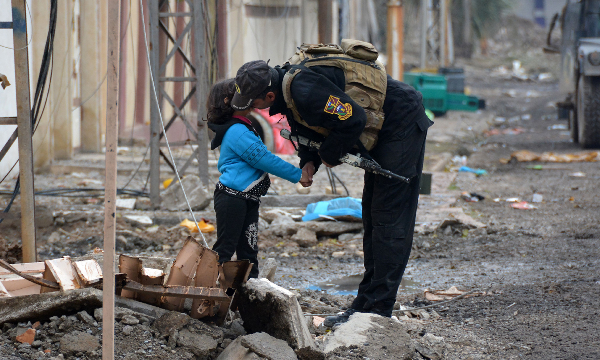 Un soldato e una bambina a Mosul