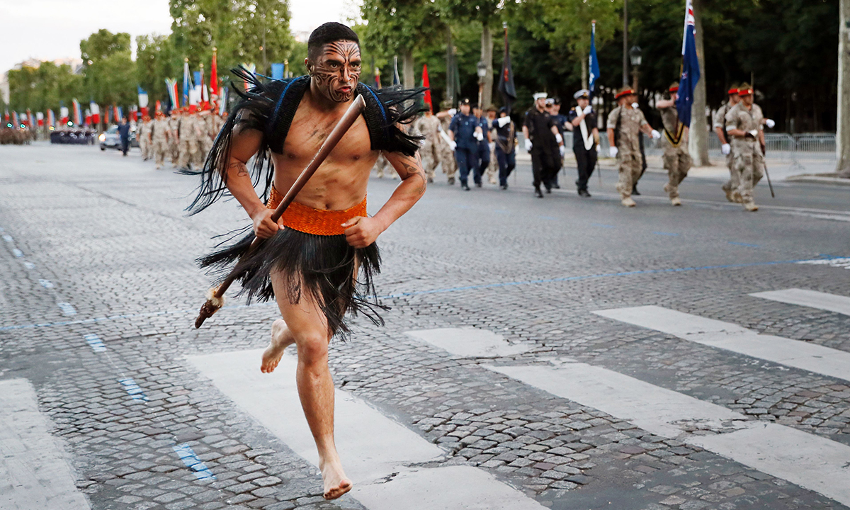 Un soldato Maori nel giorno della Bastiglia