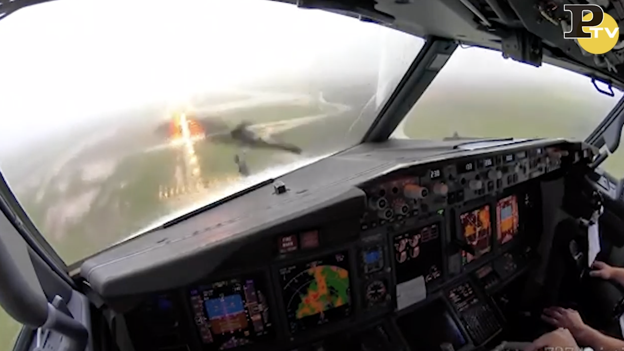 Atterraggio Boeing 737 Durante Tempesta Immagini Dalla Cabina