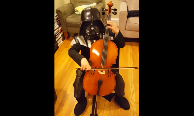 Darth Vader suona il tema degli imperiali
