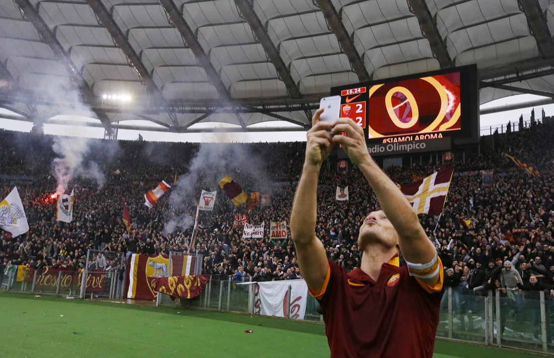 Calcio: Roma-Lazio, Totti festeggia doppietta con un selfie