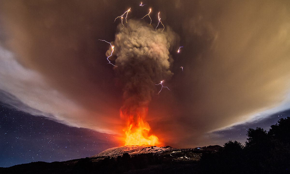 Eruzione dal cratere Voragine dell'Etna