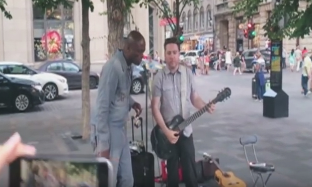 Seal canta Stand By Me con un artista di strada