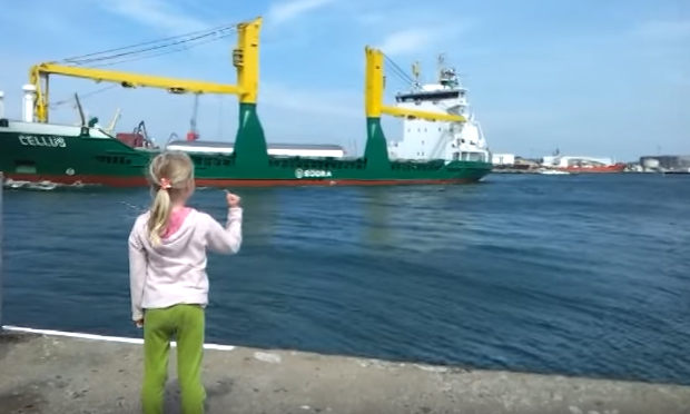 Bambina vuole ascoltare la sirena della nave