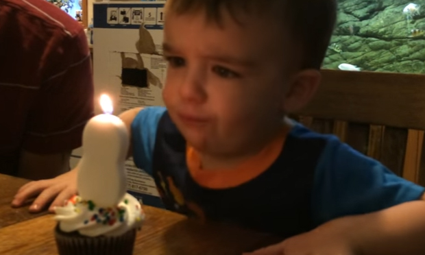 bambino candela compleanno soffiare