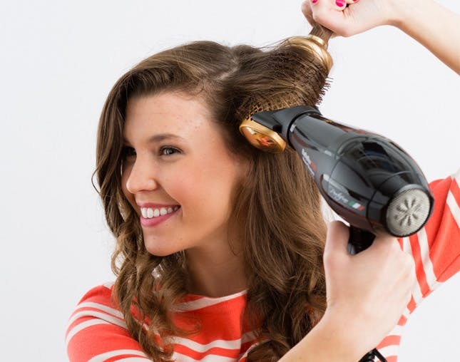 3 Ways to Blow Dry Short Hair - wikiHow