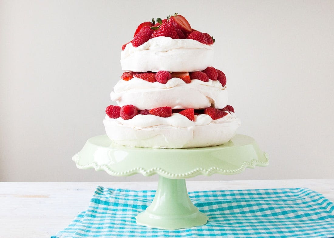 Mini Pavlova {With Whipped Cream & Berries} - CakeWhiz