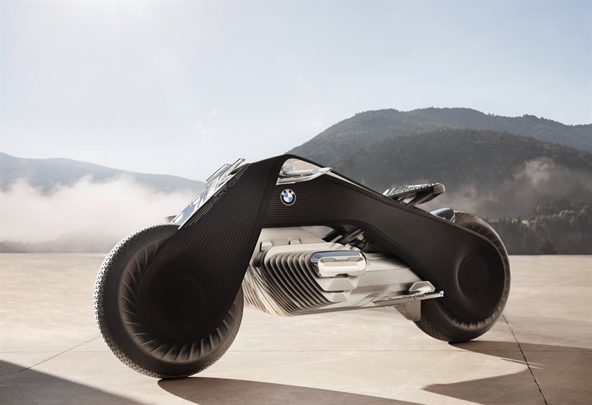 BMW: la moto del futuro starà in piedi da sola (e si guiderà senza casco) -  Panorama