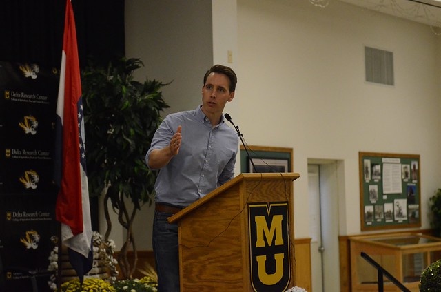 Senate Rejects Hawley's Attempt To Preserve Confederate Military Base Names - Vimarsana News