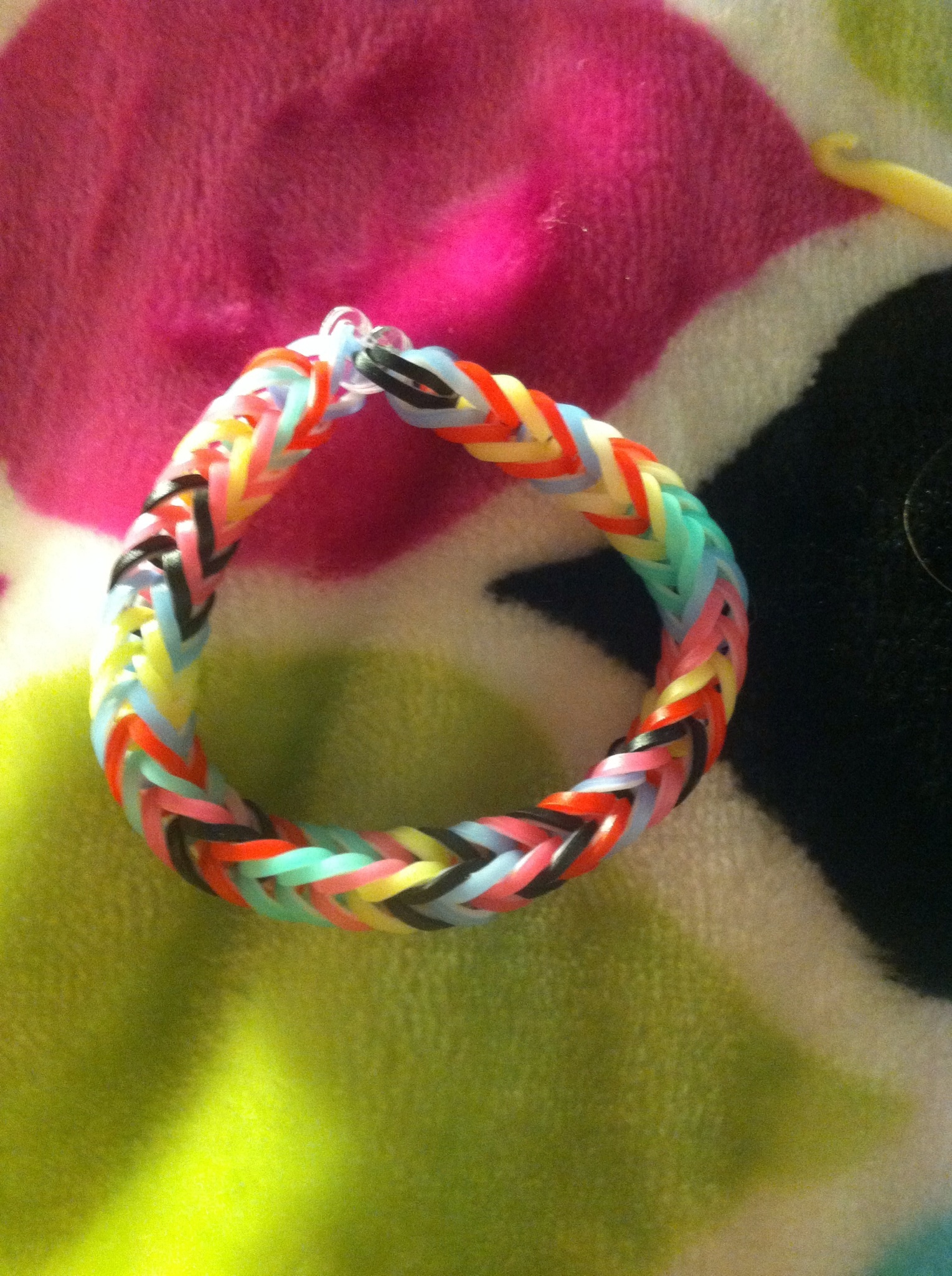 How to make an infinity rainbow loom bracelet - B+C Guides