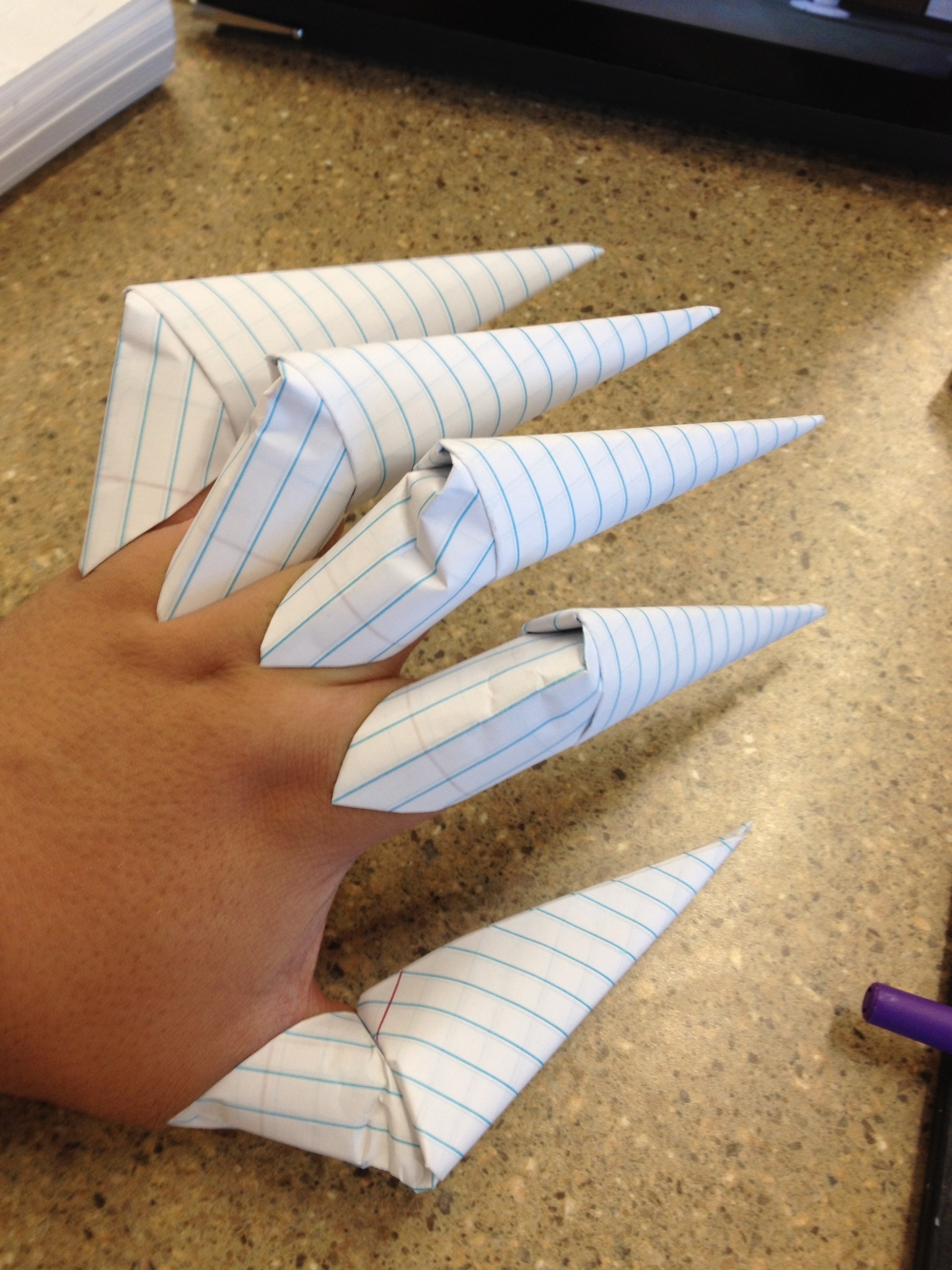 Как сделать таку. Оригами когти Фредди Крюгера. Когти Фредди Крюгера из бумаги. Оригами из бумаги когти Фредди Крюгера. Когти из бумаги а4 на пальцы.