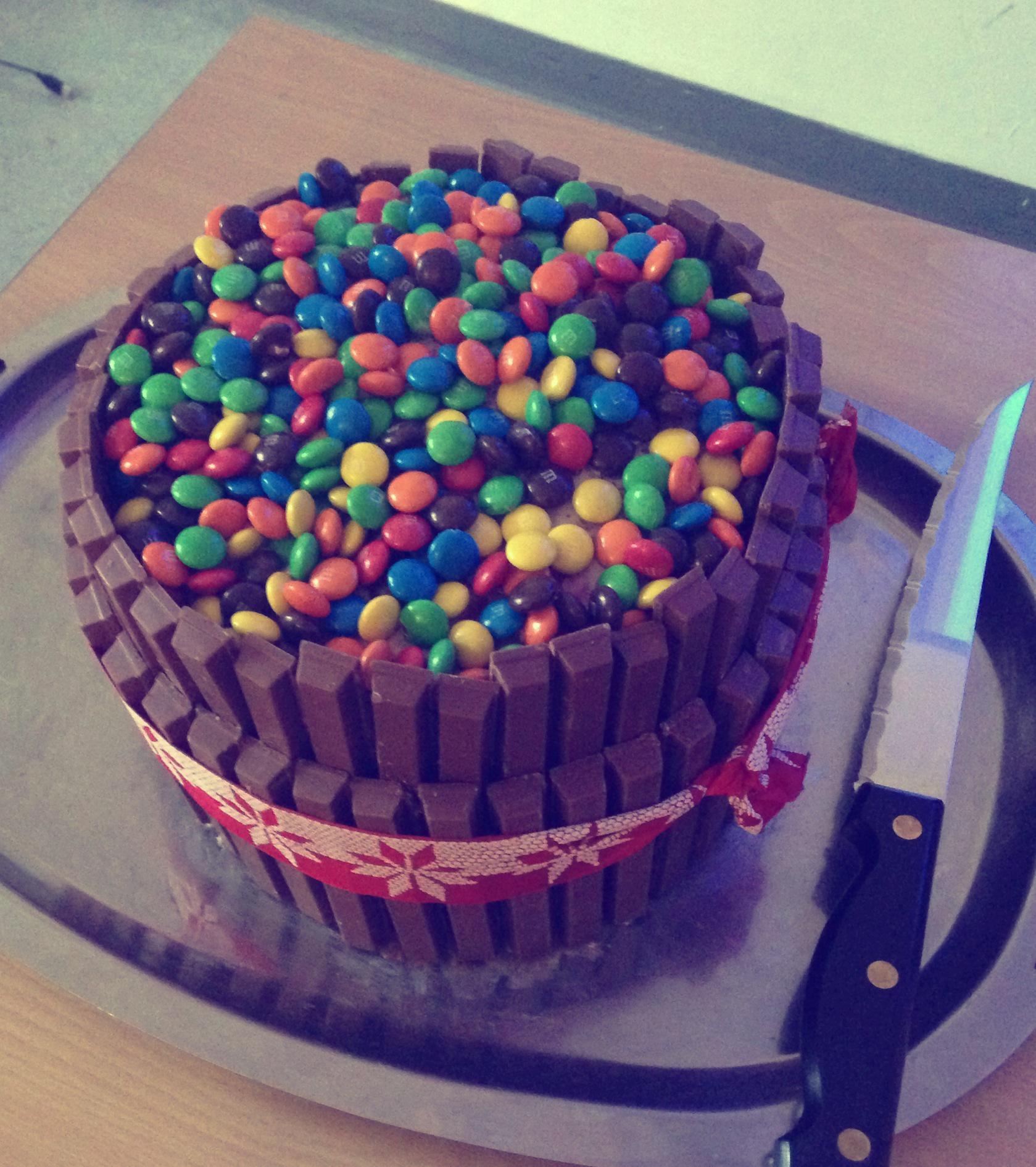 Kit Kat and M & M Rainbow Cake  Kitkat cake, Kit kat cake, Sweet