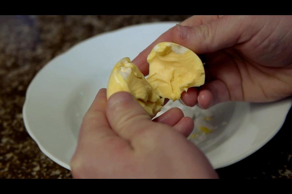 How to Create a Hard-Boiled Scrambled 'Golden' Egg Using a Pair of Nylon  Stockings