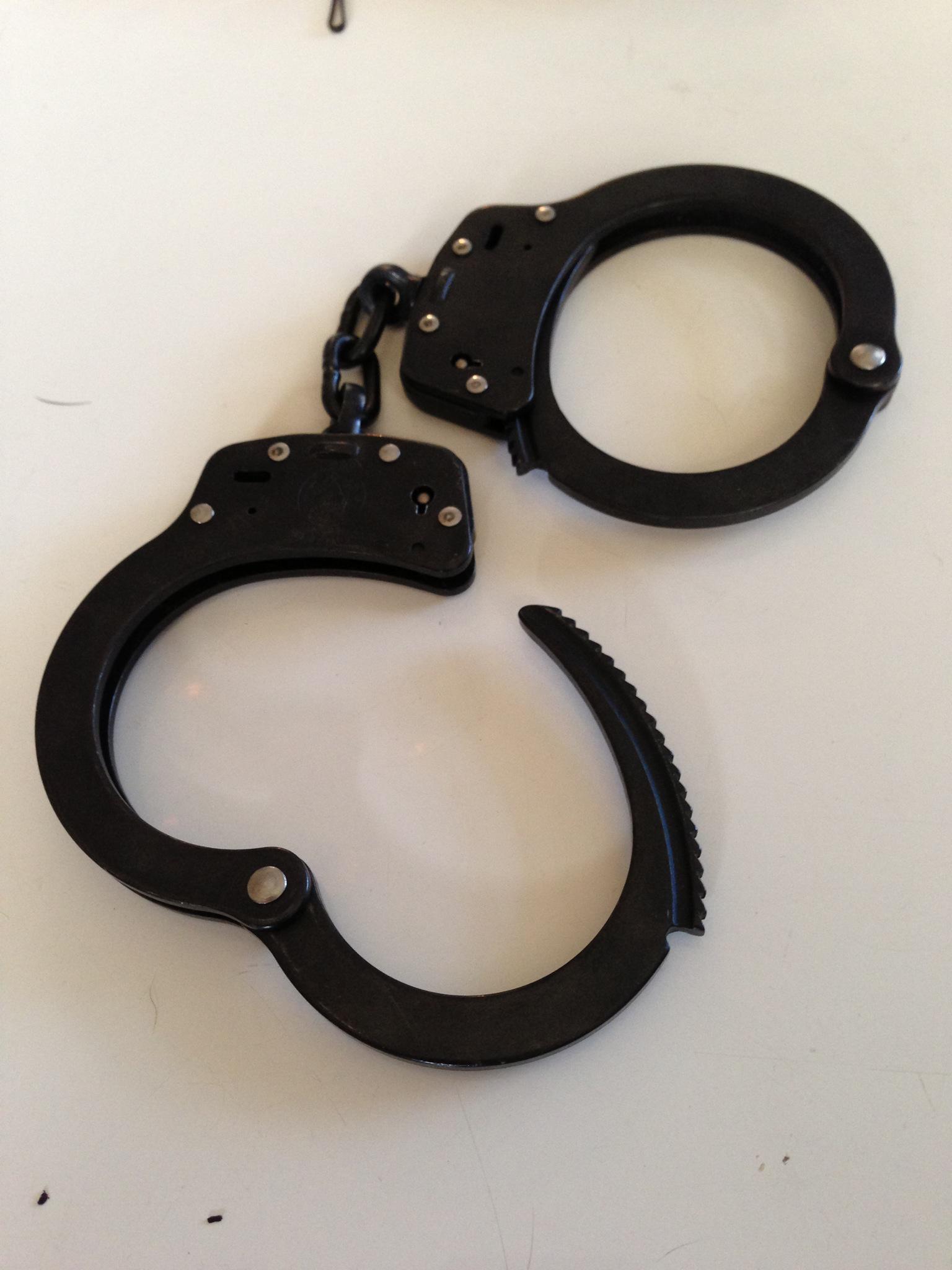 How To Pick Single Locked Handcuffs With A Bobby Pin B C Guides