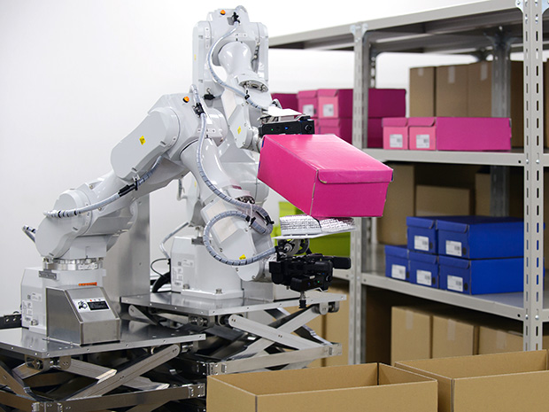 Hitachi Developing Dual-Armed Robot Picking - IEEE Spectrum