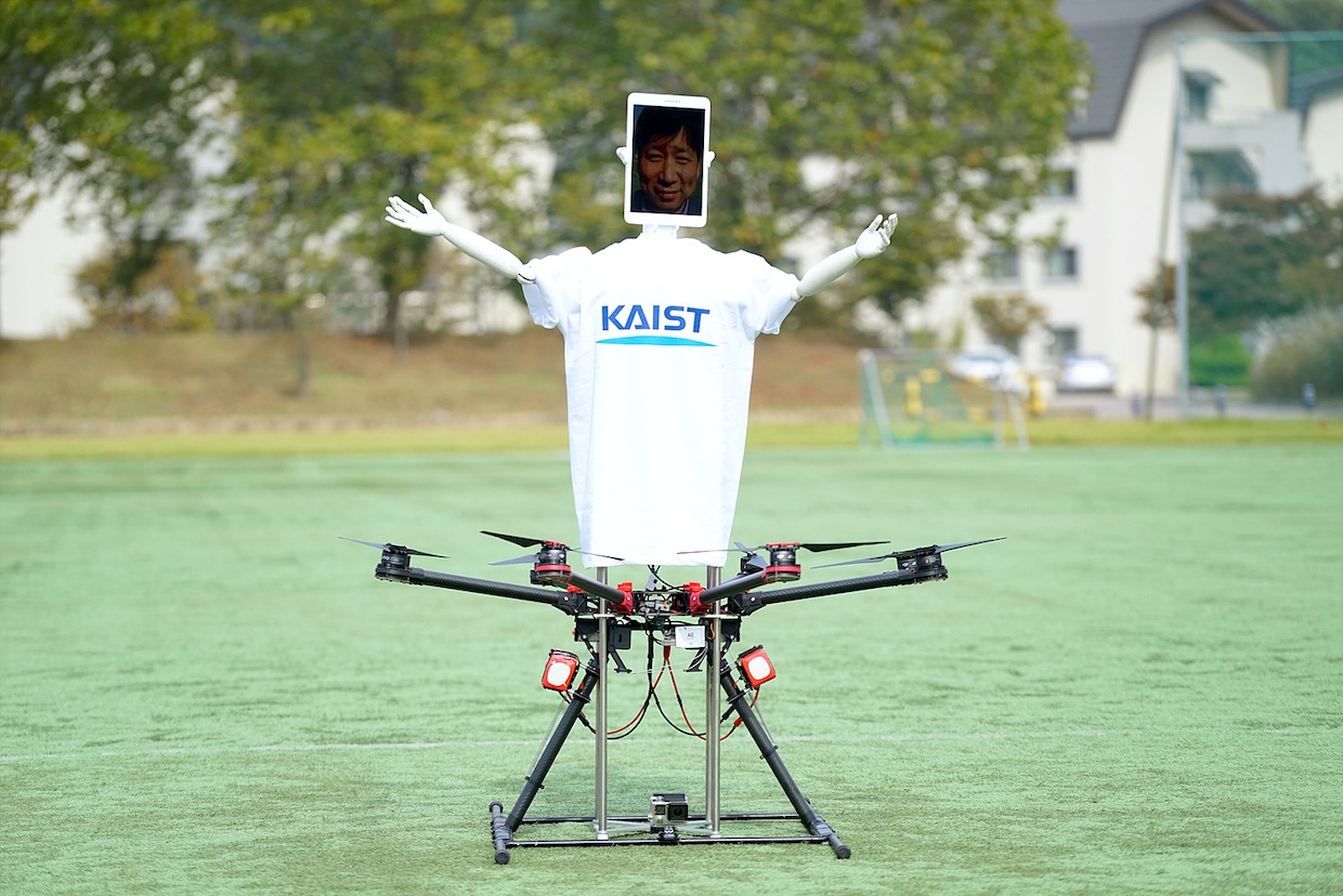 edderkop stum omfattende Behind the Music: How "Robot Drone Man" Built His Flying Avatar - IEEE  Spectrum