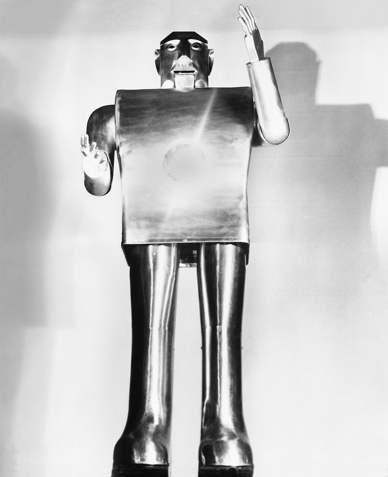 Первый механический прототип робота. Westinghouse робот 1939 года. Первый робот в мире. Самый первый робот. Самый первый робот в мире.