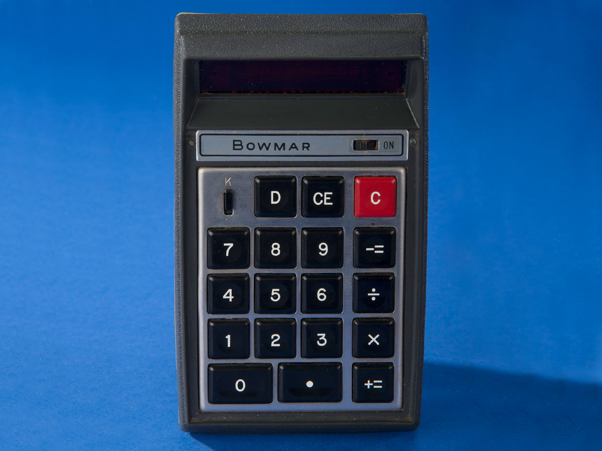 File:Vintage Bowmar Electronic Pocket Calculator, Model MX-50 (aka 90505),  Red LED Display, Sealed Battery, Made In USA, Circa 1973 (14591513119).jpg  - Wikimedia Commons