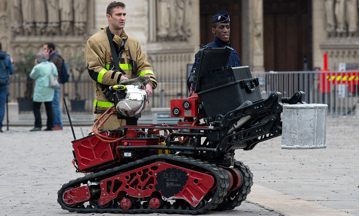 China unveils fire-fighting robots designed to reach hazardous areas  firefighters can't get to   Daily Mail Online