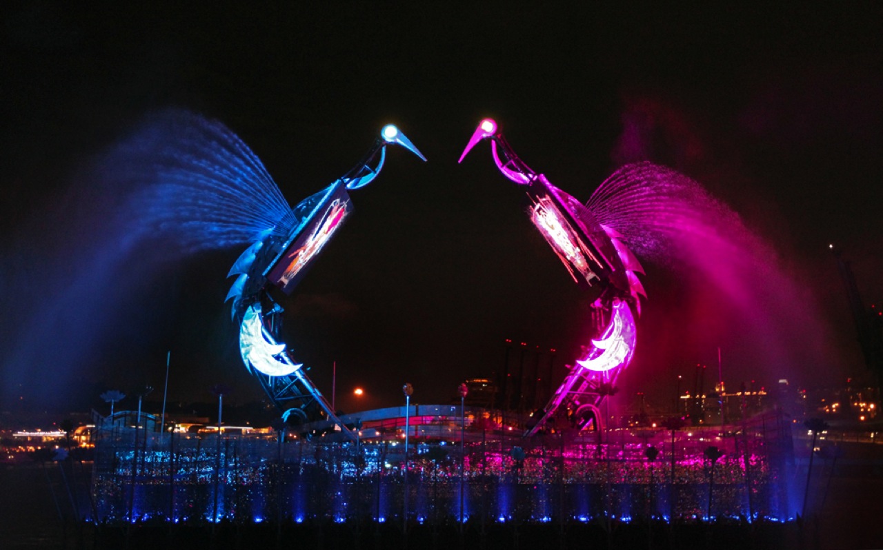 Невероятные шоу. Танец кранов Сингапур. Сингапур световое шоу. Птичий фонтан. Шоу гигантских фонтанов.