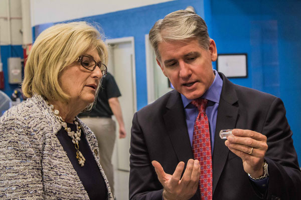 n an October 2015 tour, Des-Case President and CEO Brian Gleason explains to U.S. Tennessee State Representative Diane Black how a Des-Case-produced visual oil analysis glass mounted on the side of equipment helps reliability technicians better monit