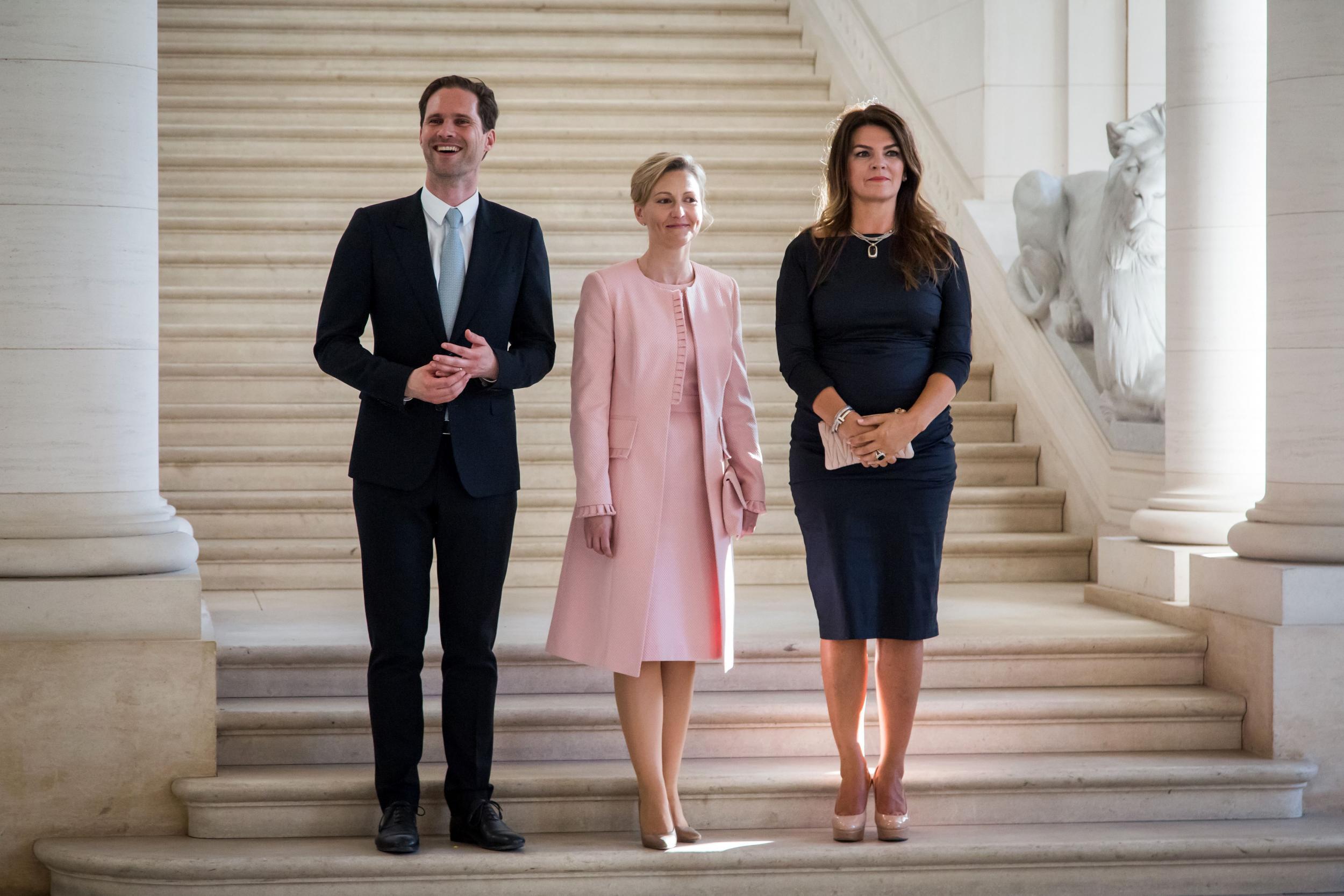 Премьер министр Люксембурга с женой 2022 в белом платье