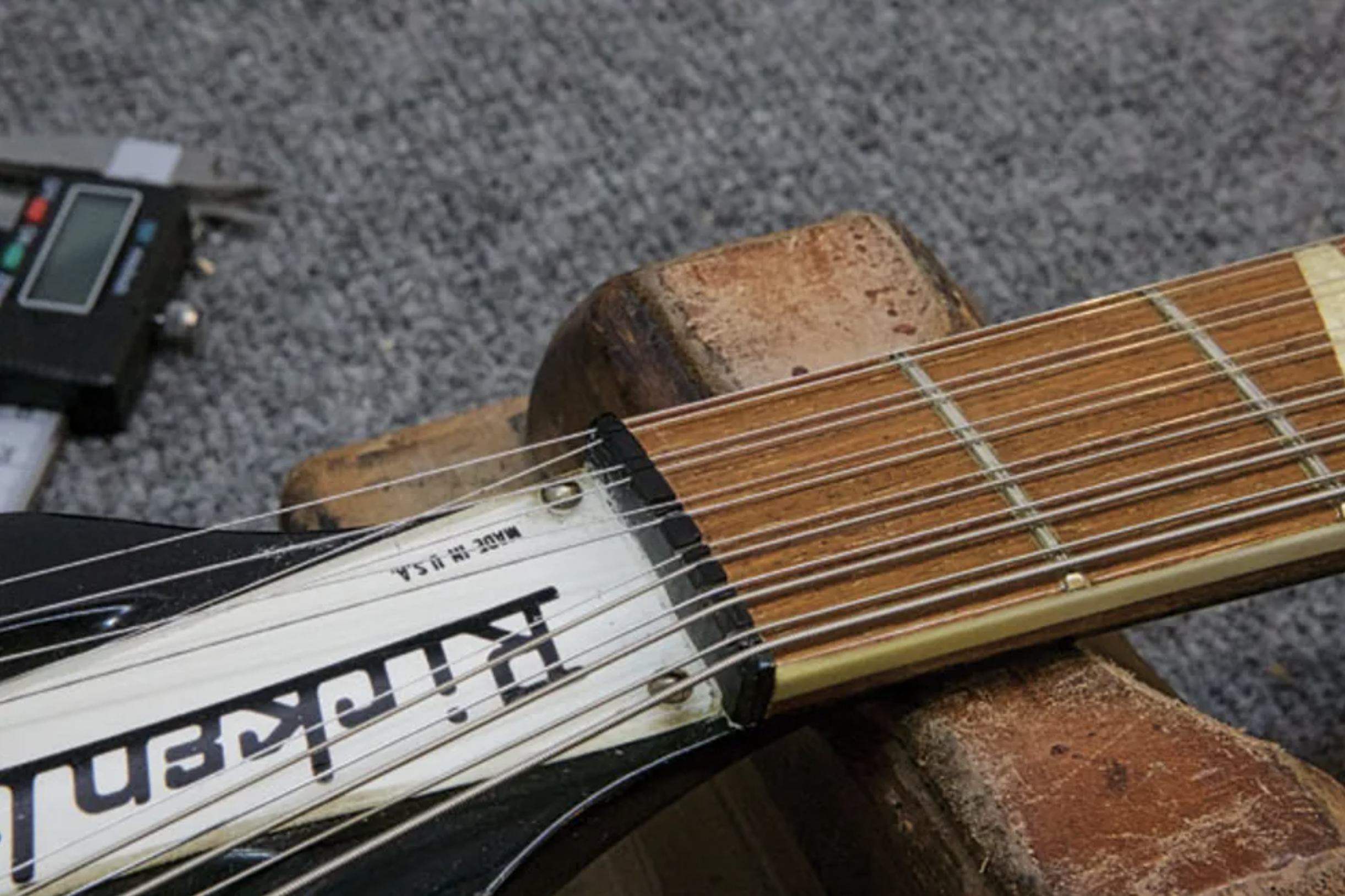 Рикенбекер 12 струн. Ширина верхнего порожка бас гитары. Порожек для 12 струнной гитары. Расстояние струн на электрогитаре
