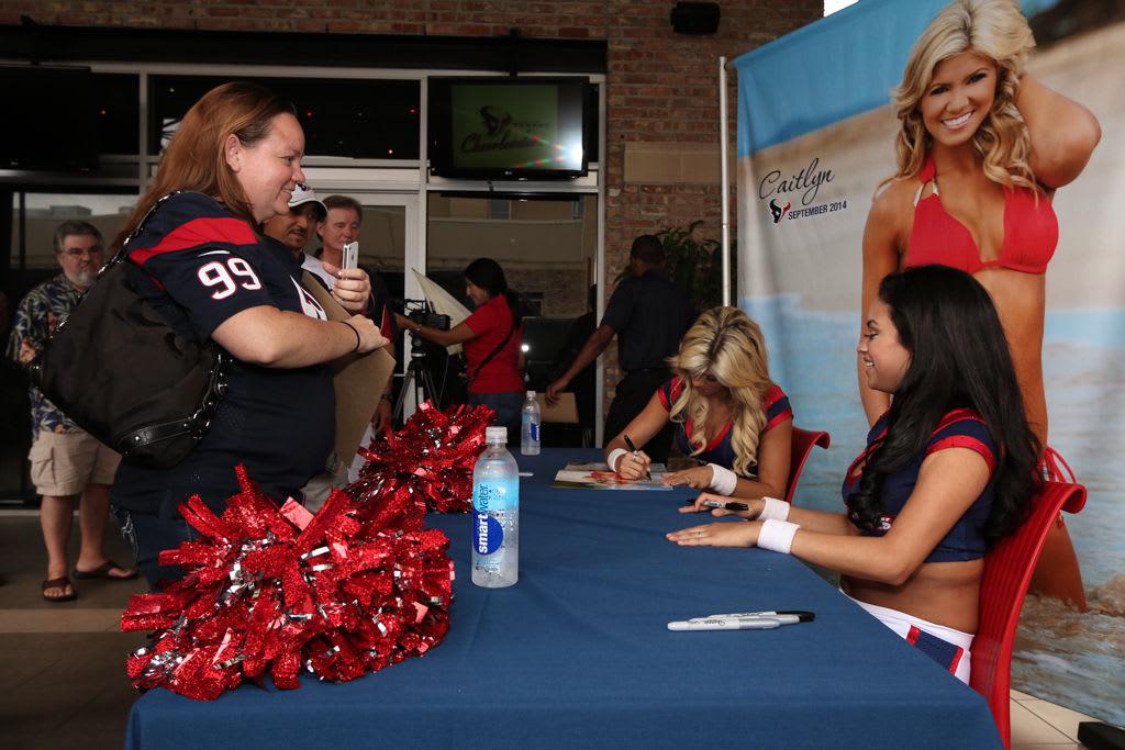 Dallas Cowboys 2007 swimsuit Calendar AUTOGRAPHED BY ALL CHEERLEADERS