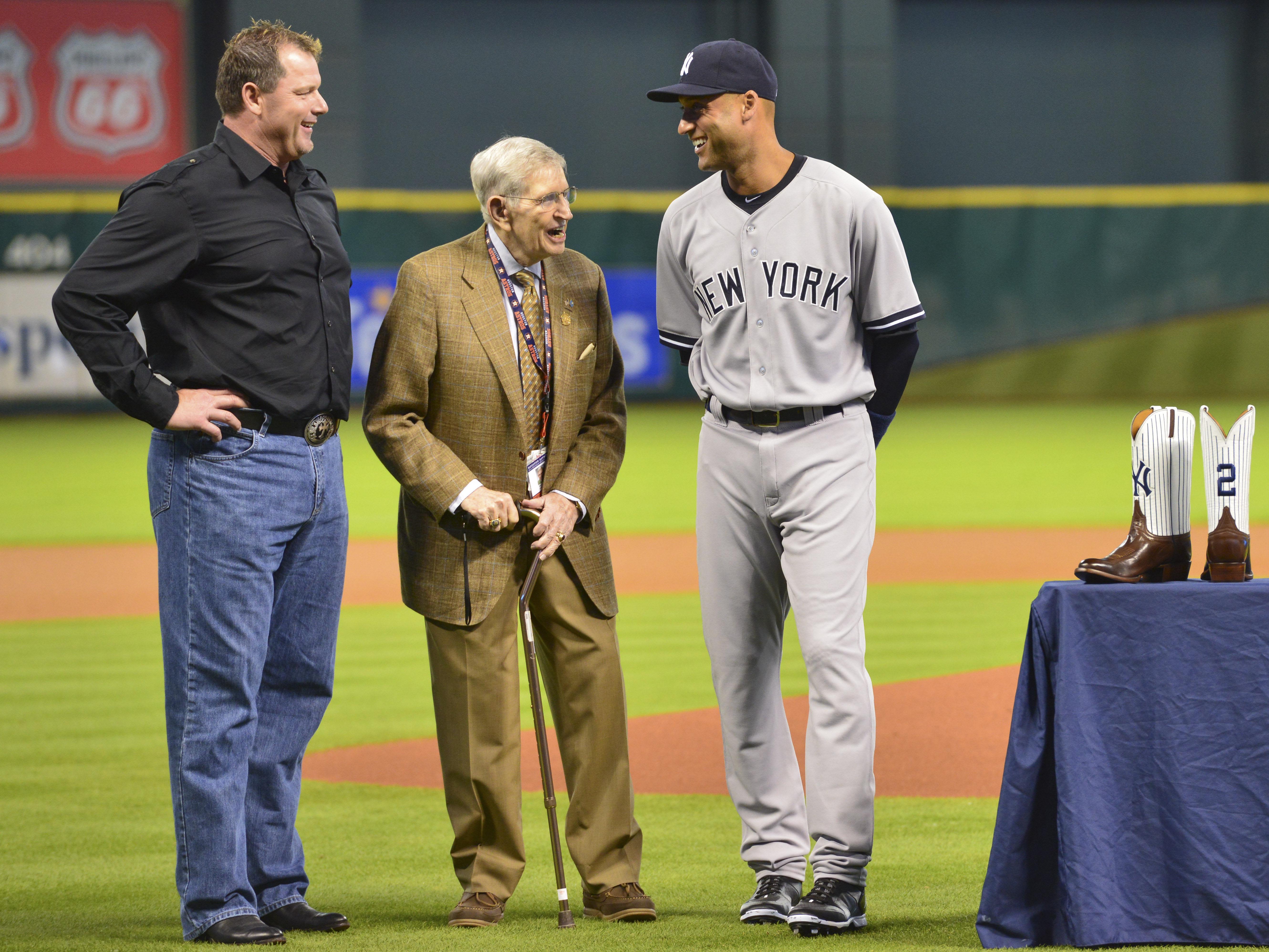 Houston Astros give Derek Jeter golf clubs, cowboy hat and cowboy