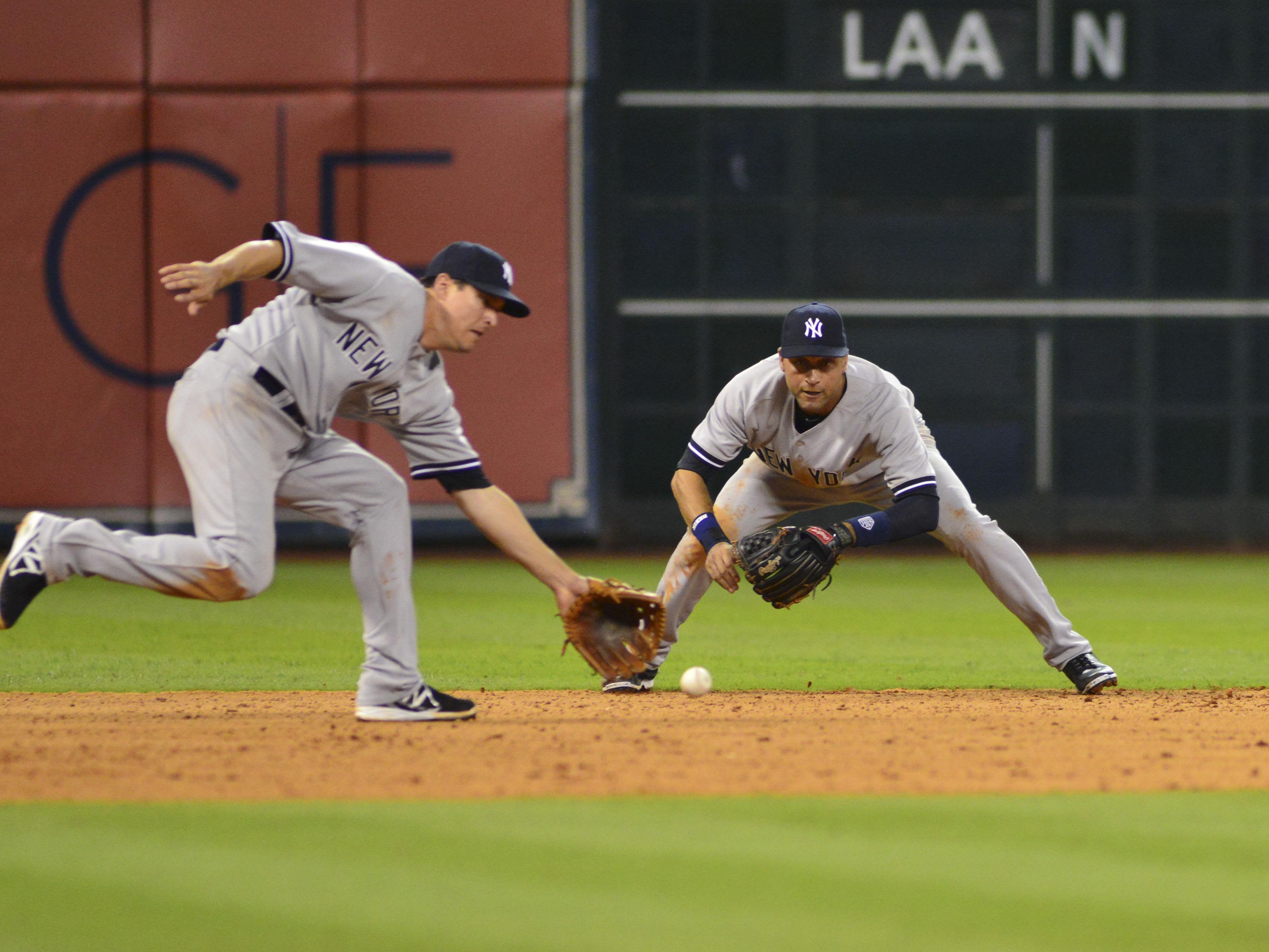 Houston Astros give Derek Jeter golf clubs, cowboy hat and cowboy